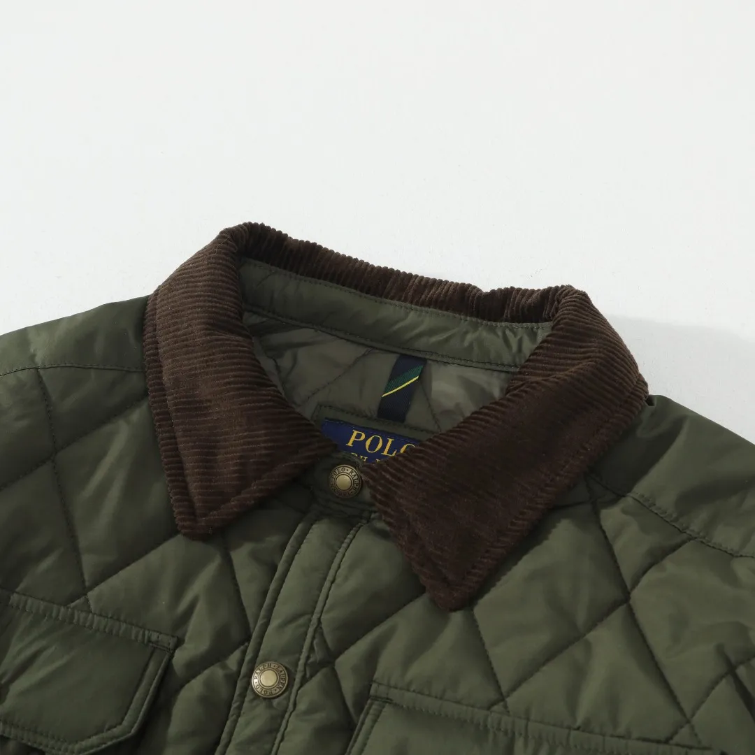 P370 #59 Ralph Lauren classic rhombus quilted cotton jacket for men and women. Inspired by retro workwear, it blends with contemporary British style. The imported machine-pressed rhombus quilting is accurately aligned, and the three-dimensional H-shaped tailoring is neat and slim. It is not bulky when layered in autumn and winter, and still maintains a light style.  Texture is reflected in the details: customized metal buckles, corduroy lapels, breathable eyelets under the arms, and slits on the hem, all replicating the brand's high-end genes. All excipients are standardized!  Five colors to choose from: black/khaki/brown/green/navy blue, easy to switch between commuting, leisure, and travel occasions. Function and appearance coexist: 37.5°C temperature control black technology, breathable and moisture-proof, anti-slip cotton patented fabric, temperature-locking, soft and waxy, durable and stylish. A retro warm-keeping item that can handle low temperatures calmly. The details are all made of craftsmanship, and the style has no limits. It has a classy look that will turn heads.  Color: Khaki Black Navy Green Brown Size: S M L